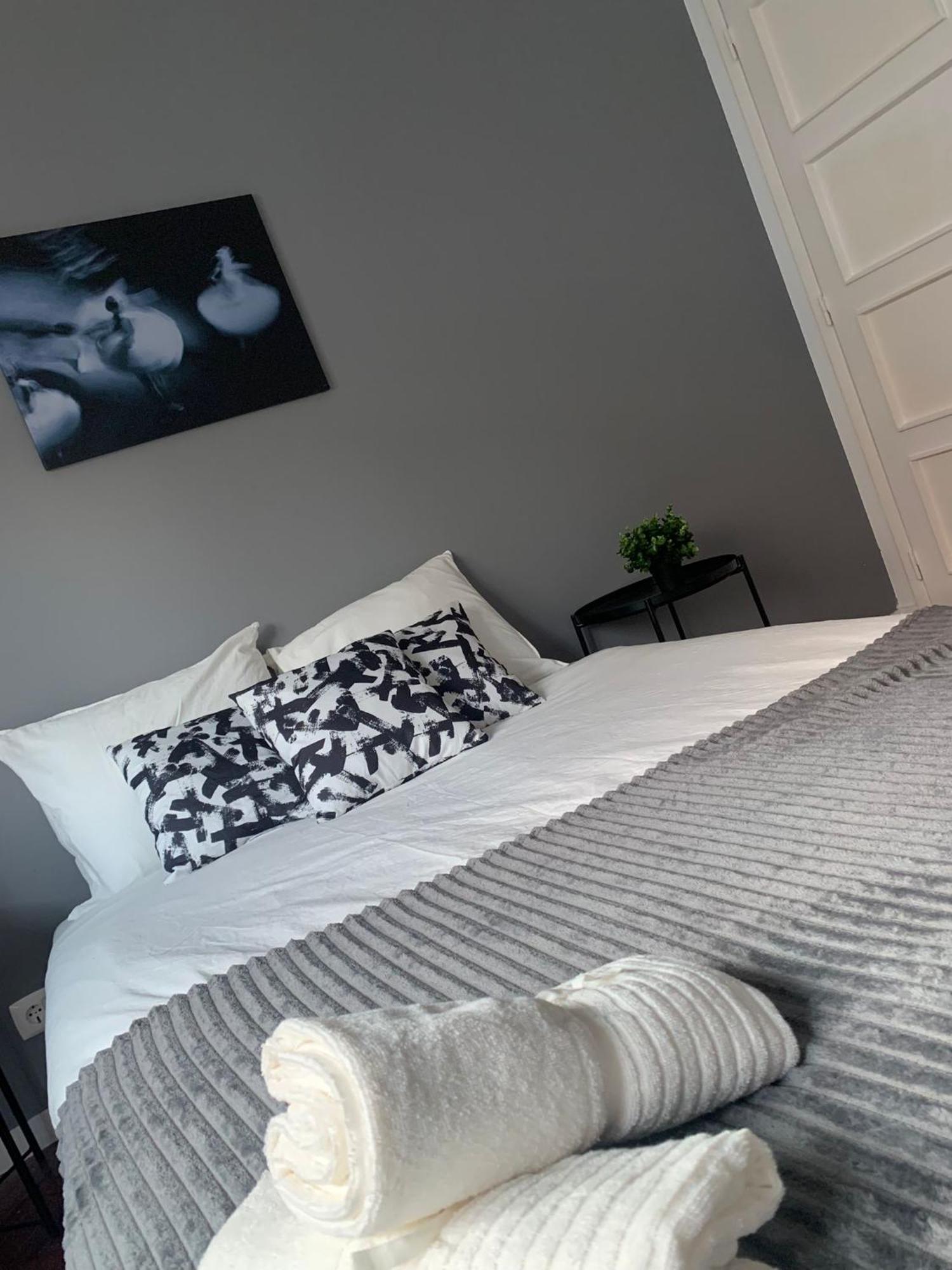 Hostel Rooms, Location For Tourists Lisbon